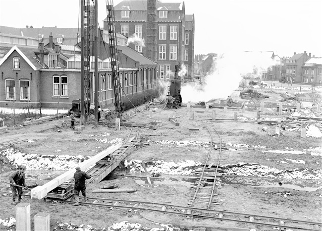 Heiwerkzaamheden voor de fundering van het zuidelijke viaduct. Het viaduct is onderdeel van de eerste St. Sebastiaansbrug.