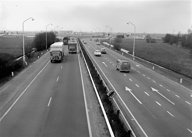 Verkeersdrukte bij het knooppunt Oudenrijn, 1964