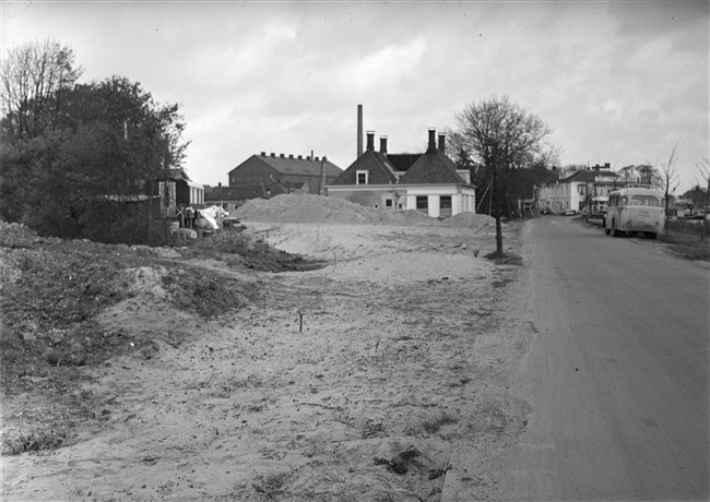 Werkzaamheden voor de bouw van de 's-Molenaarsbrug. Het gebouw met de witte gevel (midden) was jarenlang het districtskantoor Rijnstreek Noord, ook bekend als kantoor Gnephoek. De Provinciale Waterstaat coördineerde vanuit dit kantoor de aanleg en het onderhoud van de provinciale wegen ten noorden van Alphen aan den Rijn.