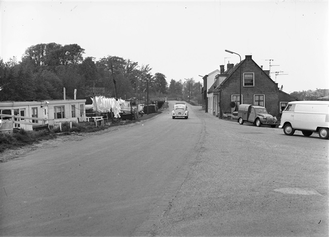 De Haarlemmerweg in Leiden richting Oegstgeest.