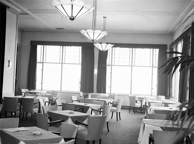 De koffiekamer naast de vergaderzaal van de Gedeputeerde Staten van Zuid-Holland. Het Provinciaal Bestuur was gevestigd aan het Korte Voorhout 1.