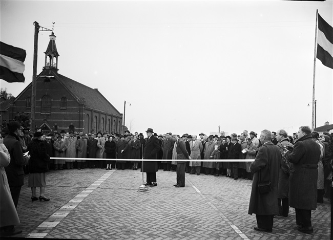 De burgemeester van Luimuiden, J.A. Bakhuizen, houdt een toespraak bij de opening van de Drechtbrug (N207).