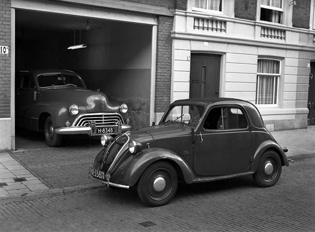 Een garage van de provincie Zuid-Holland aan de Billitonstraat 10A in Den Haag. De foto is waarschijnlijk gemaakt tussen 1946 en 1952.
