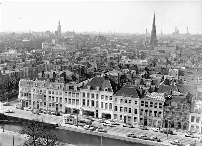 Uitzicht over Den Haag vanaf het voormalige provinciehuis aan de Koningskade. Op de voorgrond de Koninginnegracht.