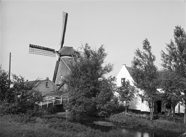 De achtkante korenmolen Windlust aan de Oudeweg 70