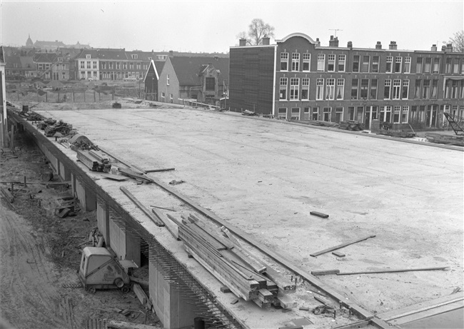 Bouw van de eerste St. Sebastiaansbrug over het Rijn-Schiekanaal.