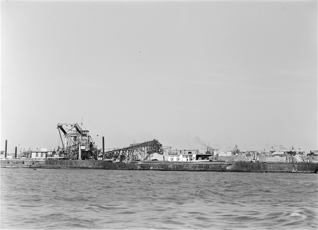 Dijkherstel bij de Hoek van Sint Jacob, op Goeree-Overflakkee, na de watersnoodramp van 1 februari 1953.