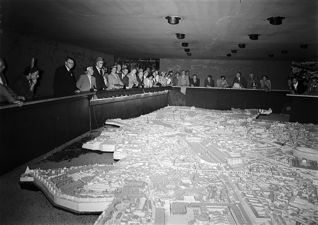 Statenleden bezoeken Nationale Energie Manifestatie, 1955