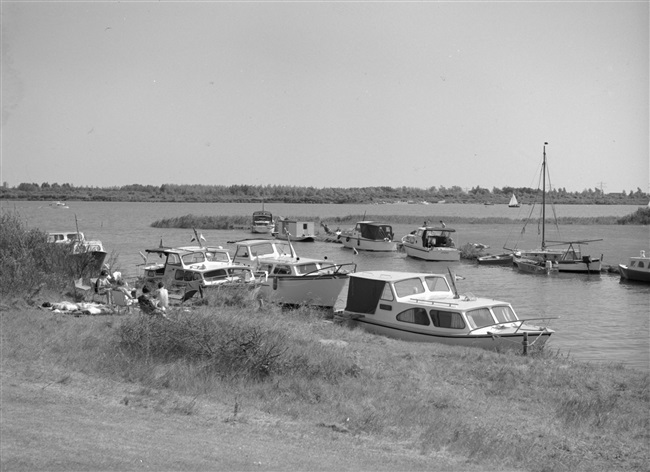 Het Brielse Meer. De provincie Zuid-Holland en tien gemeenten ontwikkelden dit recreatiegebied na de afdamming van de Brielse Maas.