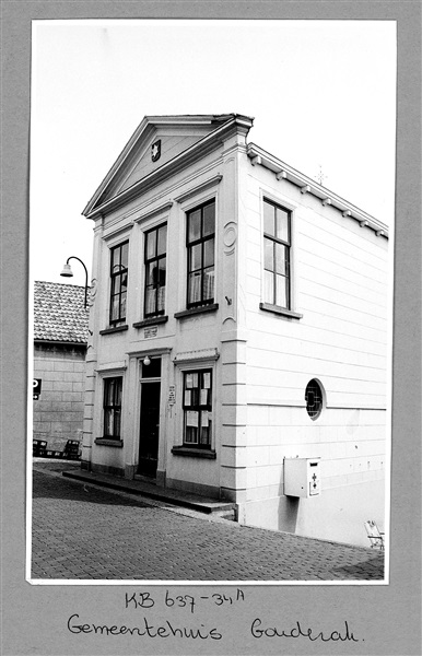 Gemeentehuis aan de Dorpsstraat in Gouderak, 1972