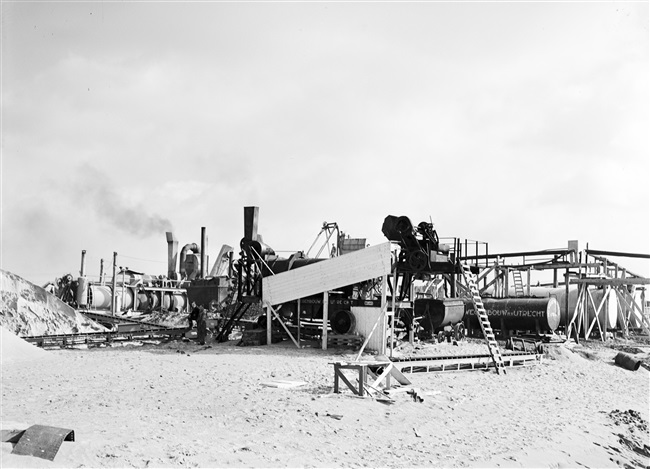 Asfaltfabriek aan de Galathese haven, 1953