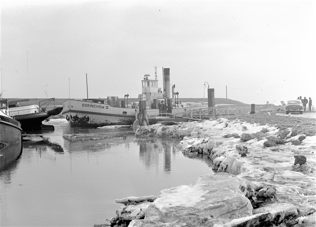 Veerpont Gorinchem V ligt bij de veerstoep, 1963