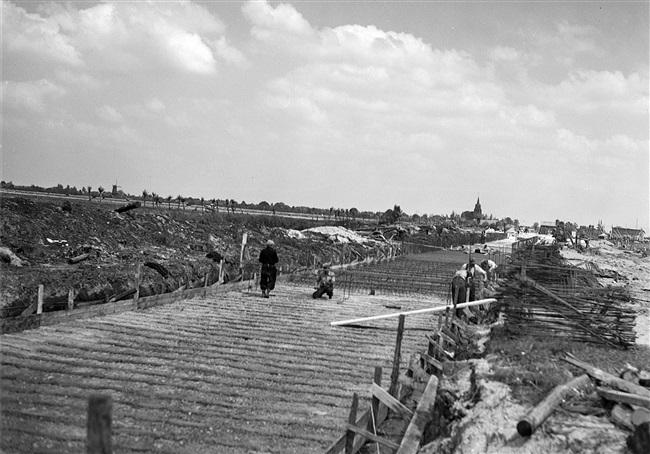 Aanleg van de provinciale weg nr. 30 van Bergambacht naar Krimpen aan den IJssel. IJzervlechters vlechten het wapeningsstaal voor de platen. In de wapening wordt het beton gestort.