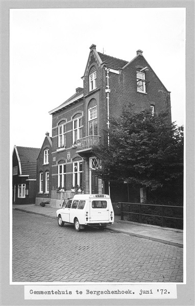 Gemeentehuis aan de Dorpsstraat in Bergschenhoek, 1972