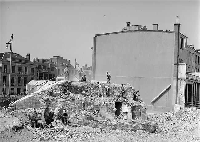 Slopers slopen bunker aan Koningskade in Den Haag, 1955