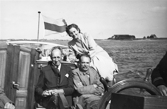 Ir. L.T. van der Wal (links) met waarschijnlijk gedeputeerde mevrouw mr. Chr. A. de Ruyter-de Zeeuw. Van der Wal was directeur-hoofdingenieur van de Provinciale Waterstaat en directeur van de Provinciale Planologische Dienst in Zuid-Holland. De foto is waarschijnlijk gemaakt tussen 1946 en 1952.