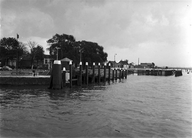 Veerstoep van de veerdienst tussen Maassluis en Rozenburg; aanlegplaats en auto oprit voor de veerpont.
