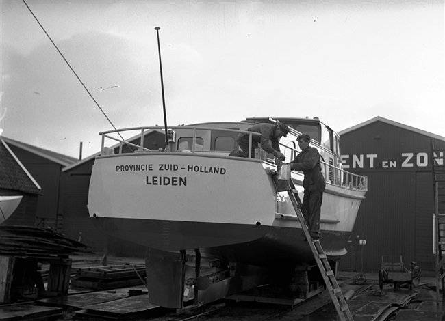 Motorjacht Provincie Zuid-Holland op werf in Kaag, 1961