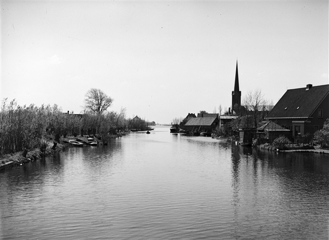 Uitzicht vanaf de Does op Hoogmade. Rechts de Onze-Lieve-Vrouw-Geboortekerk die in 2019 door een brand is verwoest.