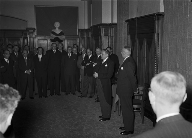 Jan Klaasesz, nieuwe commissaris van de Koningin in Zuid-Holland (rechts), spreekt de leden van de Provinciale Staten toe, tijdens een kennismakingsreceptie aan het Korte Voorhout 1.