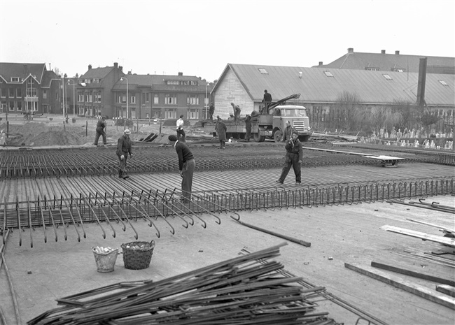 IJzervlechters maken de staalconstructie voor de eerste St. Sebastiaansbrug.