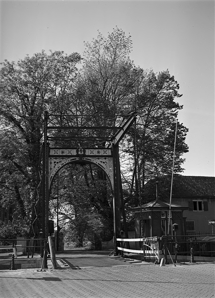 De voormalige Oude Tolbrug over het Rijn-Schiekanaal, beter bekend als de Vliet. In 1956 is de ophaalbrug in de Fonteynenburghlaan vervangen door een basculebrug.