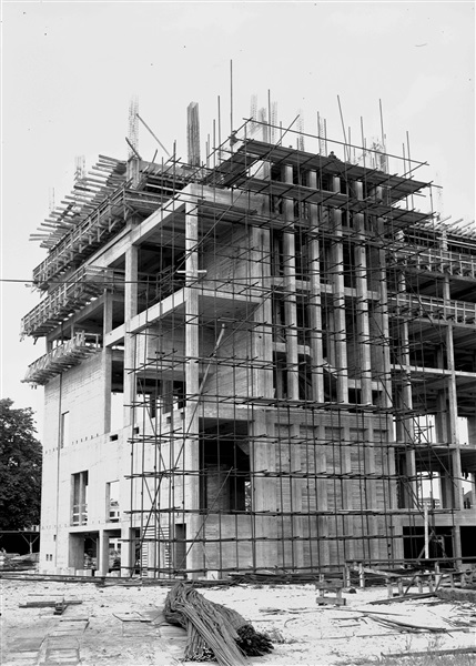 Het rechter trappenhuis van de hoogbouw van het nieuwe provinciehuis.