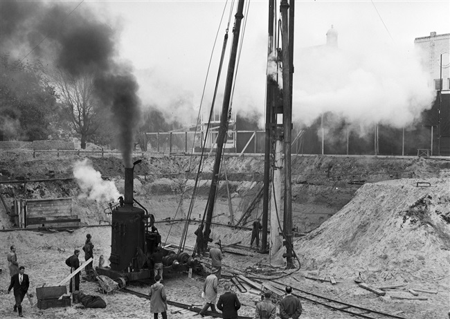 Proefheien voor de bouw van het nieuwe provinciehuis. Er wordt een proefpaal geheid om te zien of de paal voldoet aan de gestelde eisen.