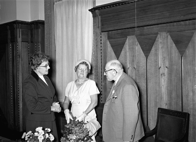 Ambtsjubileum van de heer Winkelman, medewerker van de provincie Zuid-Holland. Het jubileum vindt plaats in het gebouw aan het Korte Voorhout 1.
