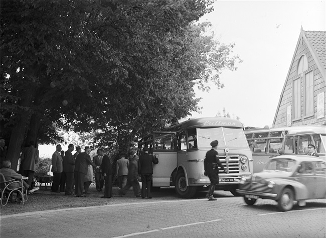 Werkbezoek van de Provinciale Staten van Zuid-Holland. Willem Timmerman, burgemeester van Meerkerk, neemt afscheid van de Statenleden.