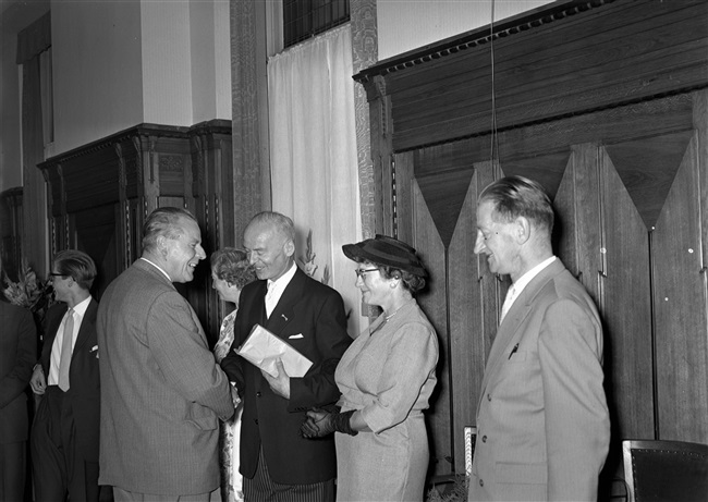 Ambtsjubileum van de heer Broekhoven, medewerker van de provincie Zuid-Holland, in het gebouw aan het Korte Voorhout 1.
