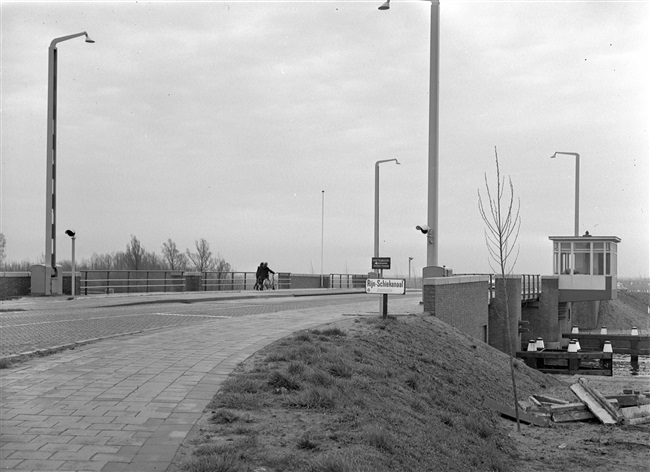 De Lammebrug met bedieningshuis in Leiden, 1961