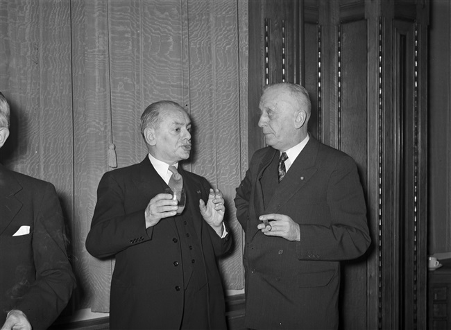 Gedeputeerde dr. J.J.R. Schmal (links) bij de kennismakingsreceptie van Jan Klaasesz, nieuwe commissaris van de Koningin. De receptie vindt plaats aan het Korte Voorhout 1.