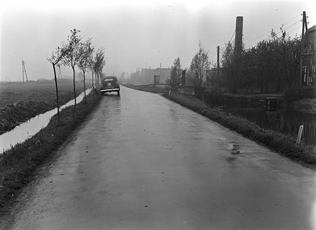 De Goudseweg in het buurtschap Stolwijkersluis, 1947