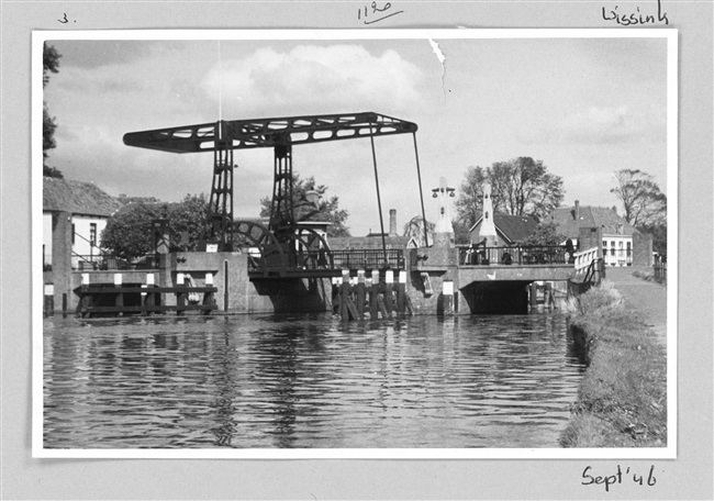 Sluis en brug over de Oude Rijn in Bodegraven, 1946