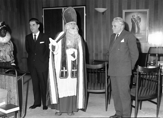Sinterklaas en Ies Keijzer, burgemeester van Moerkapelle, bezoeken de commissaris van de Koningin Jan Klaasesz.