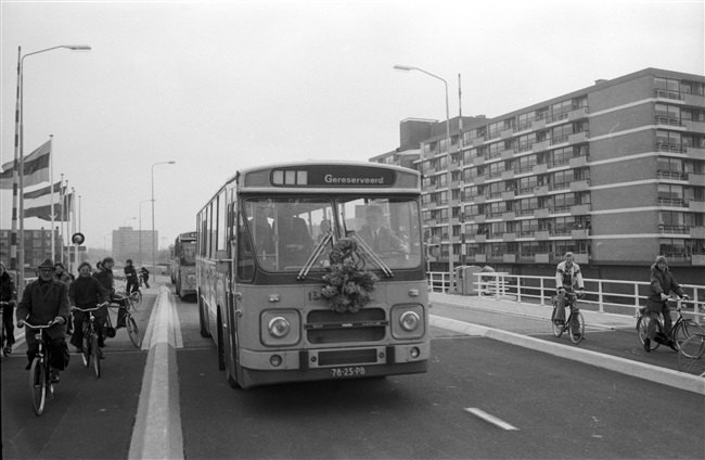 Opening Hoflandbrug over de Korte Vliet in Leiden, 1977