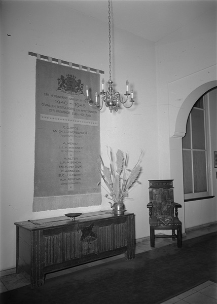 Hal in het gebouw aan het Korte Voorhout 1. Vanaf juni 1945 waren in dit pand het Provinciaal Bestuur en de griffier gehuisvest. Het wandtapijt is 'Ter herinnering aan de in de jaren 1940-1945 gevallen bestuurders en ambtenaren der provincie Zuid-Holland.'