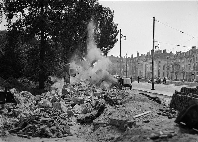 Duitse anti-tank muur in Den Haag wordt gesloopt, 1955