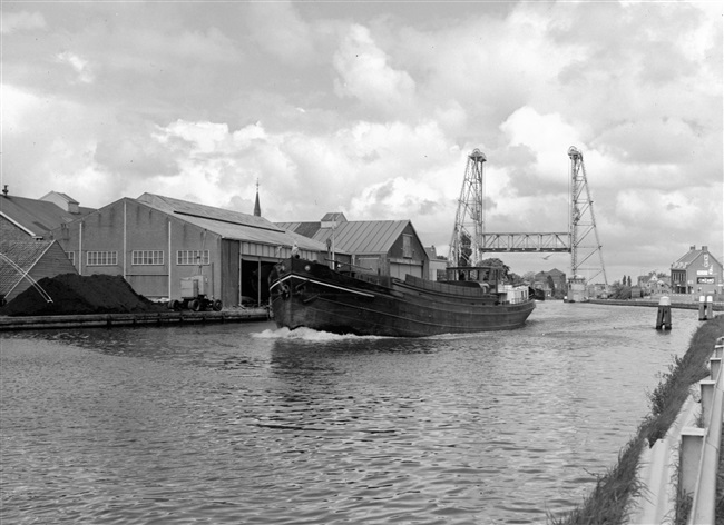 Scheepvaart op de Gouwe en de Hefbrug Boskoop