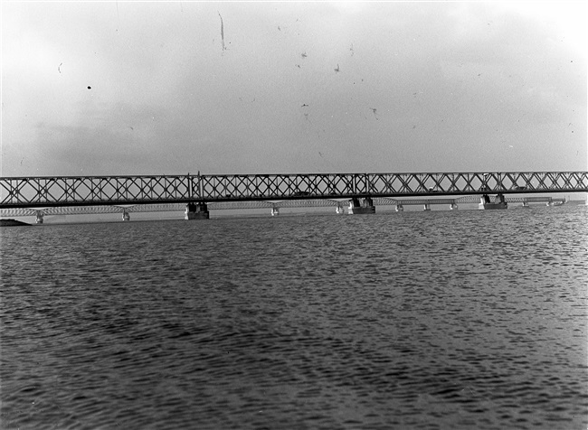 Uitzicht vanaf het Hollandsch Diep op de Moerdijkbruggen.