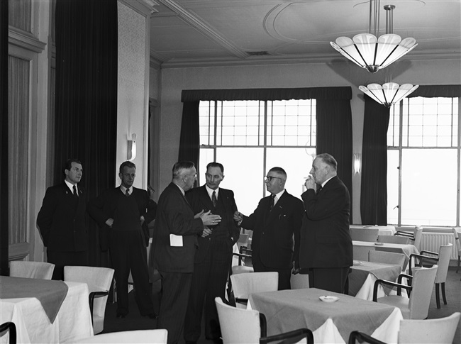Ir. L.T. van der Wal in gesprek met Statenleden, in het gebouw aan het Korte Voorhout 1. Van der Wal was directeur-hoofdingenieur van de Provinciale Waterstaat en directeur van de Provinciale Planologische Dienst in Zuid-Holland.
