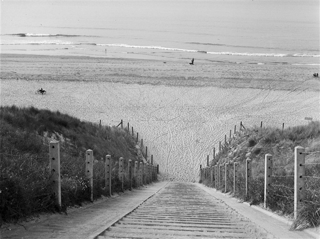 Het strand bij Meijendel. De provincie Zuid-Holland maakt stranden beter bereikbaar door het aanleggen of verbeteren van wegen ernaartoe.