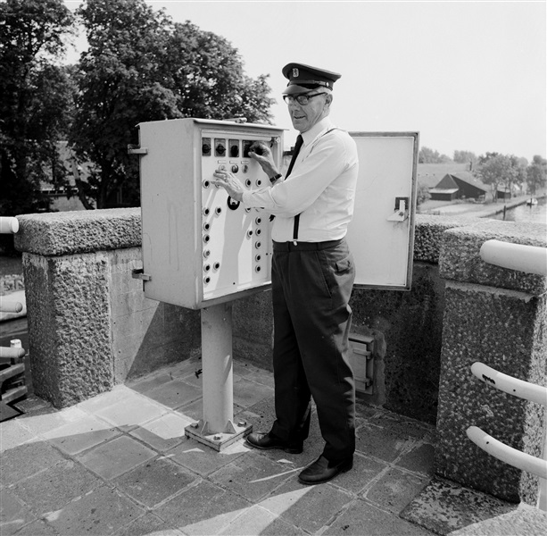 Brugwachter op de hefbrug Gouwesluis in Alphen aan den Rijn