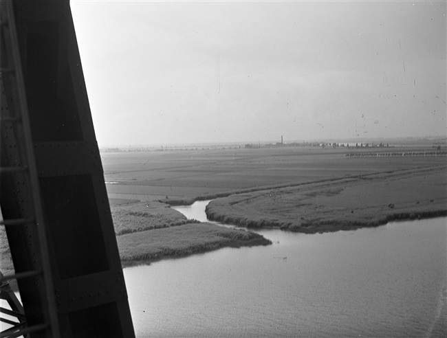 Uitzicht vanaf de Barendrechtse brug over de Oude Maas