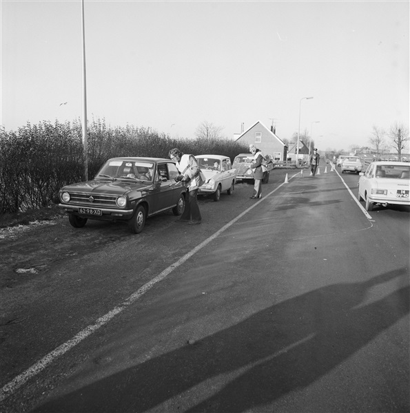 Ambtenaren tellen auto’s op het Wilsveen bij Leidschendam