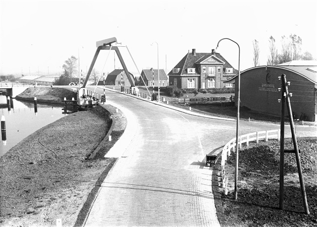 Hoekse Aarbrug over de Kromme Aar in Ter Aar, 1965