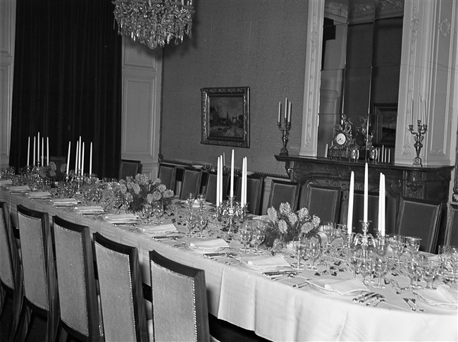 Een gedekte tafel voor een diner aan het Korte Voorhout 1, waar het Provinciaal Bestuur van Zuid-Holland was gehuisvest.