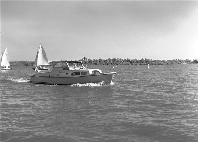 Op de Kagerplassen houdt de patrouilleboot 'Rijnschie' van de provincie Zuid-Holland toezicht tijdens de Kaagweek.