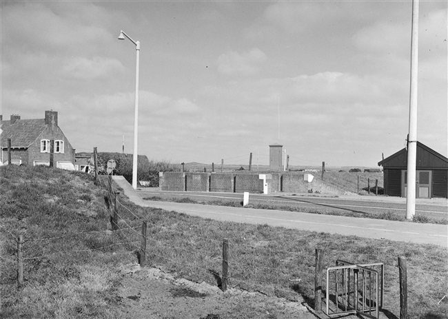 Coupure in de Zanddijk in 's-Gravenzande, 1957